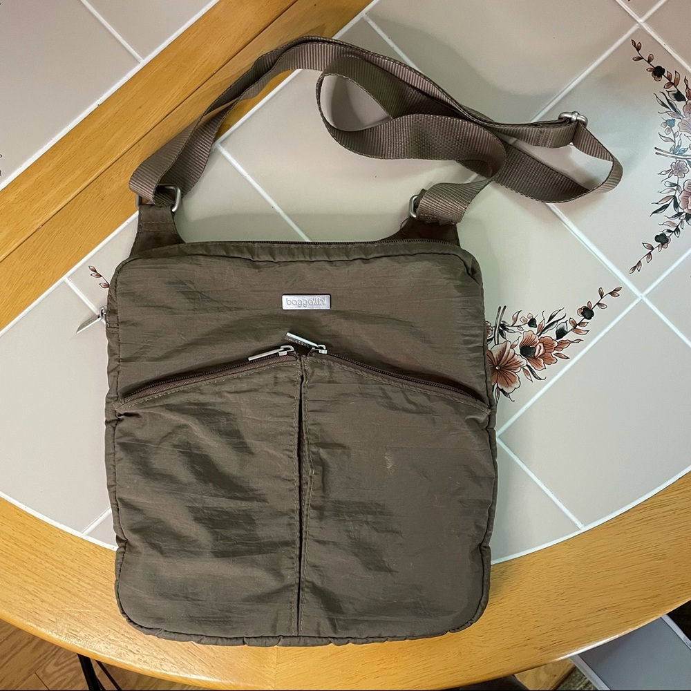 Baggalini crossbody🌸